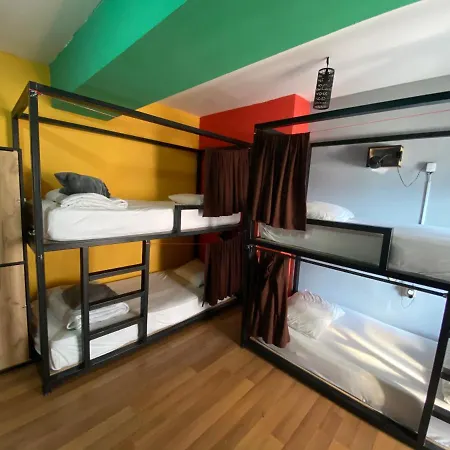 Hostel Mickitos & *