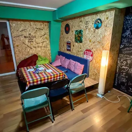 Hostel Mickitos & *